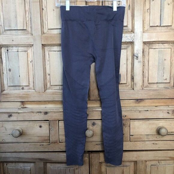 Fabletics Medium Purple SculptKnit Openwork 7/8 Leggings‎ - Picture 7 of 9